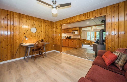 South Bruce Peninsula Cabin | Cozy Pet Friendly Getaway w/Fireplace