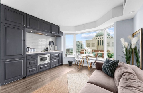 Midtown Toronto Apartment | Downtown Condo Near City Attractions and UofT Campus - Direct Access to Subway