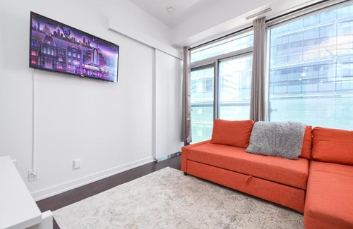 Toronto Entertainment District Apartment | Downtown Toronto condo mins from Scotiabank arena, TIFF, CN TOWER, UNION, MTCC