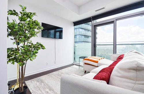 Toronto Entertainment District Apartment | Downtown Toronto condo mins from Scotiabank arena, TIFF, CN TOWER, UNION, MTCC
