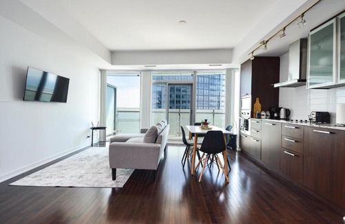 Toronto Entertainment District Apartment | Downtown Toronto condo mins from Scotiabank arena, TIFF, CN TOWER, UNION, MTCC