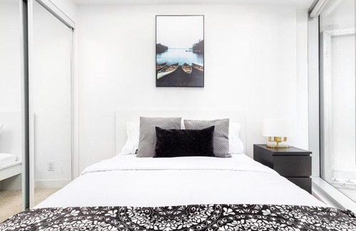 Toronto Entertainment District Apartment | Downtown Toronto condo mins from Scotiabank arena, TIFF, CN TOWER, UNION, MTCC