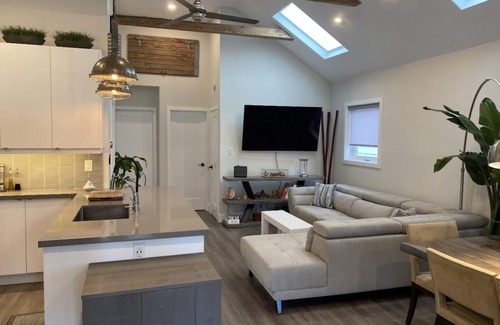 Toronto House | Elegant 2-Bedroom Bungalow with Outdoor Oasis and Modern Conveniencesnn