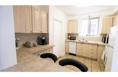 Lytton Park Apartment | Elegant, large 2 bedroom main floor apartment