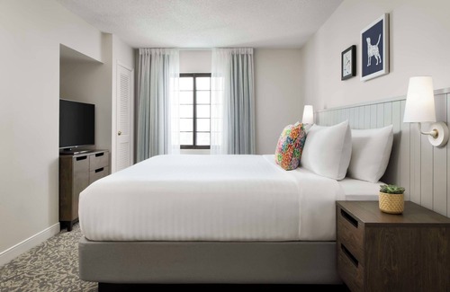 Thornhill Hotel | Enjoy Comfort & Convenience at This Modern Thornhill Suite with Swimming Pool
