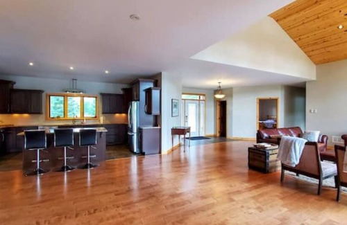 South Algonquin Cottage | Entire 5 bed 5500 Sq ft Waterfront Home