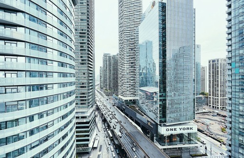 Toronto Entertainment District Apartment | Entire Place 1BR Condo in the heart of Toronto! Short Term Also Available