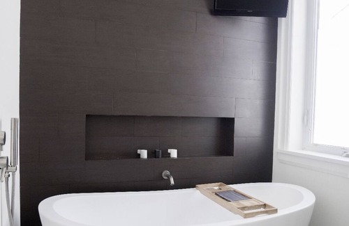 Trinity - Bellwoods House | fabulous house in Little Italy+P