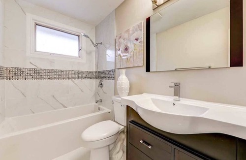 Durham Region House | Family/Pet friendly Luxurious bungalow spacious backyard for perfect staycation