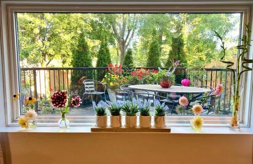 Erin Mills House | Garden-view Studio with king bed, Free parking, 3kms to UTM