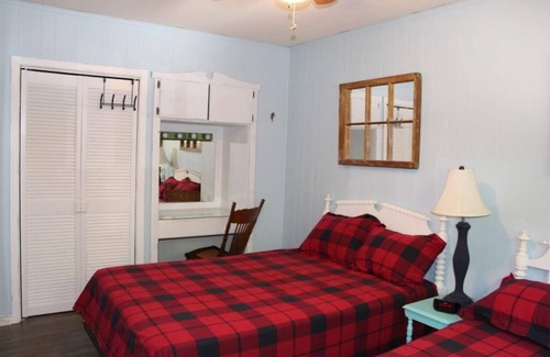 Irondale Cottage | Glamour Lake Gem Sleeps 10