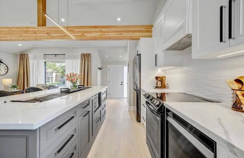 Lakeview House | Gorgeous Home Away from Home