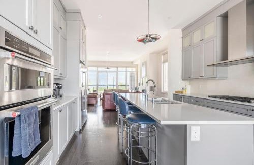 Bowmanville House | Grand Waterfront Retreat under 1hr from Toronto