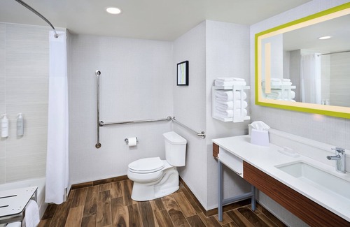 Windsor Hotel | Hampton Inn & Suites by Hilton Windsor