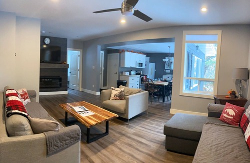 Lake of Bays Cottage | Historic- 4 Bedroom- Portage Flyer - Muskoka