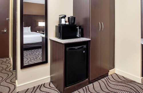 Durham Region Hotel | La Quinta Inn & Suites by Wyndham Oshawa