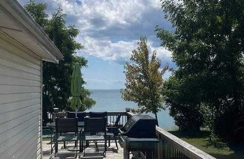 Dunnville Cottage | Lake/Beachfront/Firepit/sleeps 6/Pet Friendly/Heated