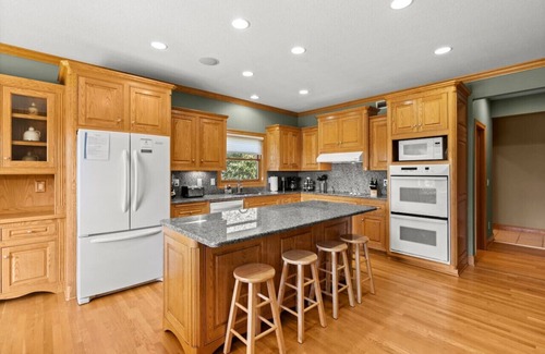 Payne - Phalen Apartment | Lake Phalen Place steps from lake, regional park & trails, St Paul