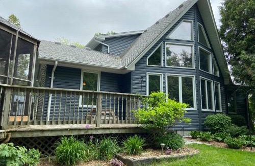 Lambton Shores House | Lakefront Cottage w Grand Cabin Room