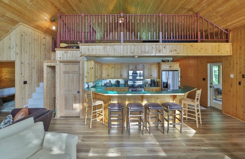 Pequot Lakes Cabin | Lakeside 7 Acre Cabin by Nisswa! Private Tennis Court and 200+ ft Sandy Shore!