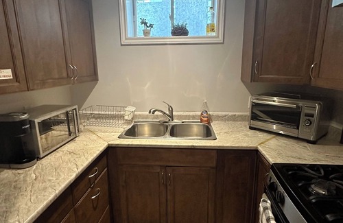 Kingston House | Large 5 bedroom Great for Families 2 Kitchens House Levels can be Separated
