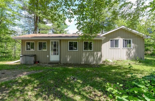 North Frontenac House | Lovely 3 bedroom family cottage on pristine Lake Kaswakamak.