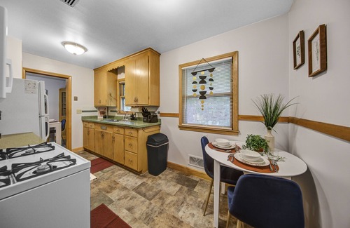 Minneapolis House | Lovely Home in Minneapolis - Modernly and Freshly Decorated. Game Room/Yard