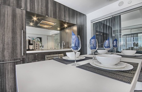 Bloor-Yorkville Apartment | Lovely Two Bedroom, Two Bathroom Condo in Heart of Yorkville