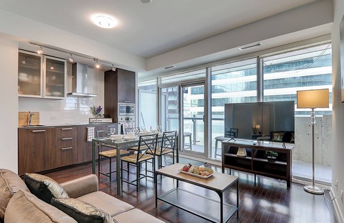 Toronto Entertainment District Condo | Luxury waterfront 3 bed 2 bath Downtown Condo & One Parking