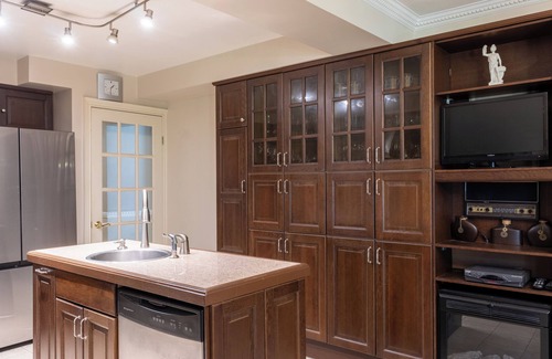 Mississauga House | Majestic Mansion with Bar and Entertainment Space