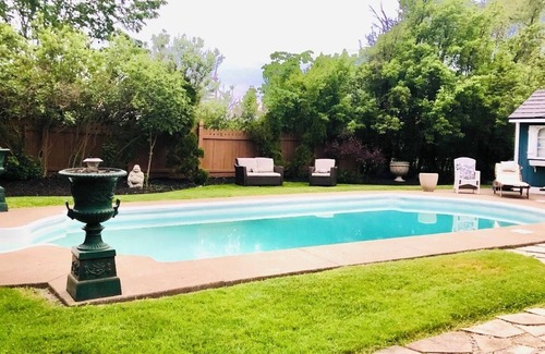 West Lincoln Apartment | Mid-century modern pool house