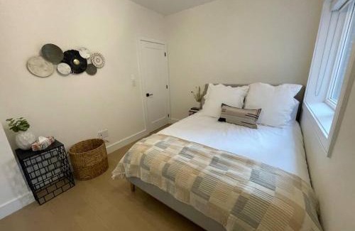 Upper Beaches Apartment | Modern Apartment Close To The Beach with Parking