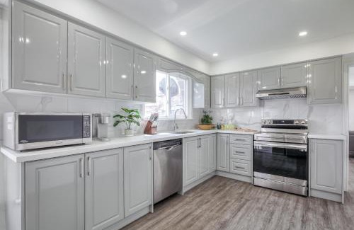 Richmond Hill Villa | Modern Designed 1BR Basement in Quite Neighborhood