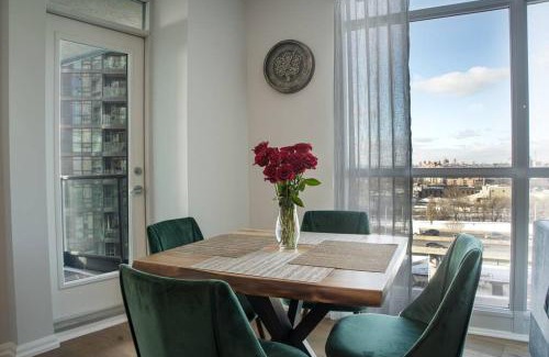 Fort York Apartment | Modern Downtown Condo Free Parking Pool Balcony Walk to Lake