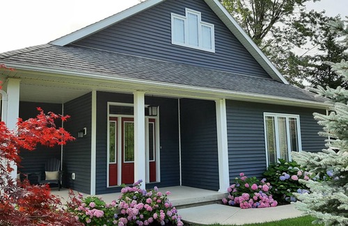 Dashwood House | Modern Tranquil Cottage; 2 minutes walk to semi-private quiet beach