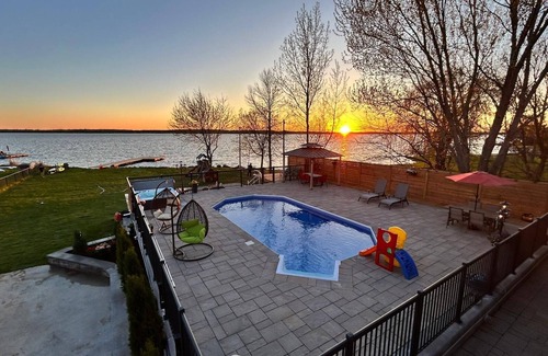 Valentia Cottage | (Monthly Rental only)Lakeside Retreat w/Swimming Pool & Hot Tub