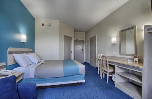 Westminster Hotel | Motel 6-London, ON - Ontario