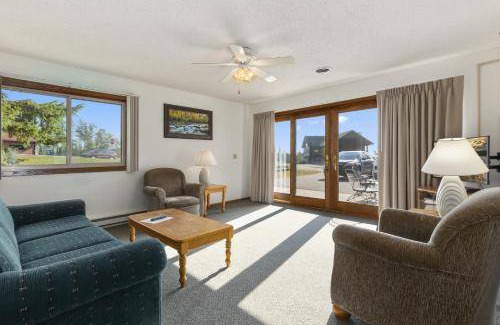 Breezy Point Hotel | Motel ∙ 8 guests
