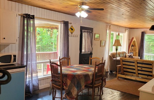 Whitney House | Peaceful sound's of nature!right outside the east gate of Algonquin park .