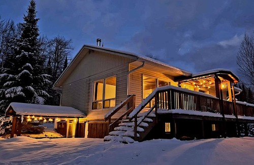 Whitney House | Peaceful sound's of nature!right outside the east gate of Algonquin park .