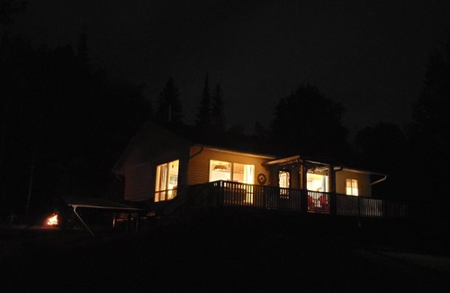 Whitney House | Peaceful sound's of nature!right outside the east gate of Algonquin park .