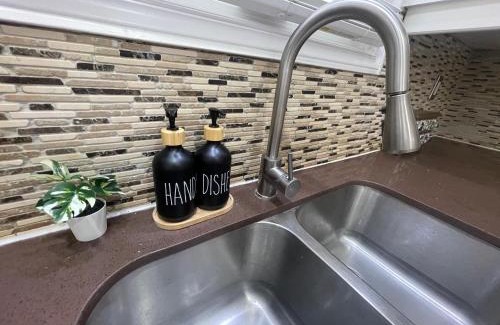 Erin Mills House | Perfect Friends & Family Getaway - Spacious 3BR with Backyard