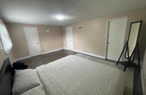 Erin Mills House | Perfect Friends & Family Getaway - Spacious 3BR with Backyard