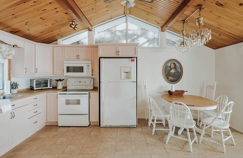 Bewdley Cabin | Pink On The Lake | Fishing Cabin on Rice Lake