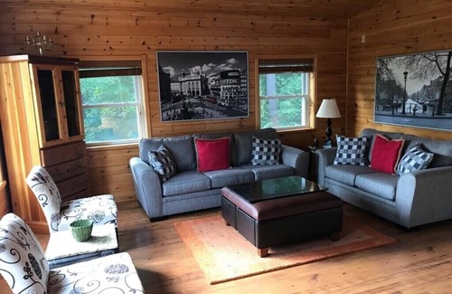 Bracebridge Cottage | Pristine Cottage in beautiful surroundings