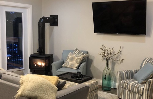 Faraday Cottage | Quiet cozy cottage tucked in a private wooded setting