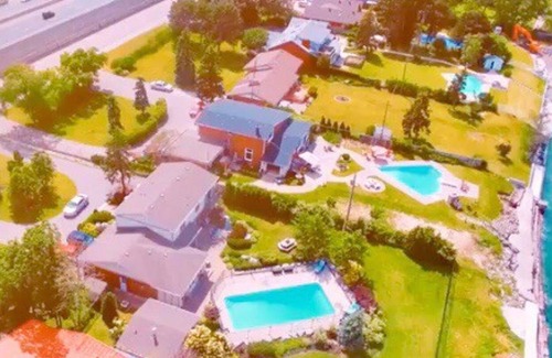 Stoney Creek Villa | Retreat to Luxury, Lakeview's & Lounge poolside