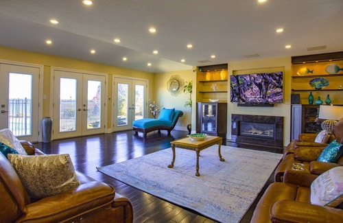 Stoney Creek Villa | Retreat to Luxury, Lakeview's & Lounge poolside