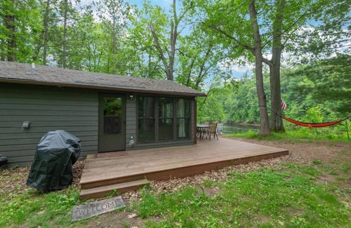 Pine City Cabin | River · Pine City-Riverfront-firepit-kayaks-pets-fireplace