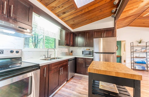Baddow Cottage | Riverfront Retreat - Large Family Cottage with Games Room, Hot Tub and Sauna